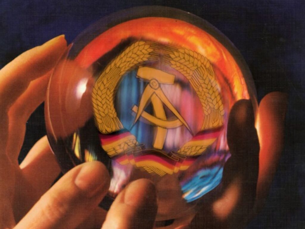 Glaskugel mit Hammer und Sichel (DDR Flagge)