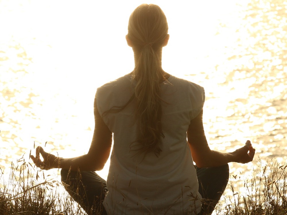 Meditierende am See